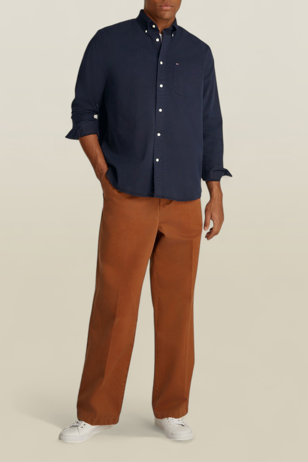 תמונת כל הלוק של חולצה מכופתרת